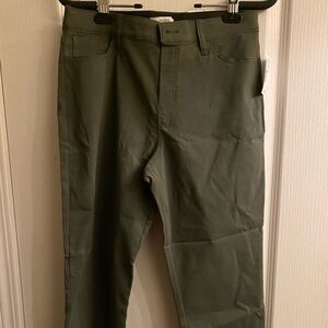 NWT Ricki’s Harlow Skinny Capri, Army Green, Size M